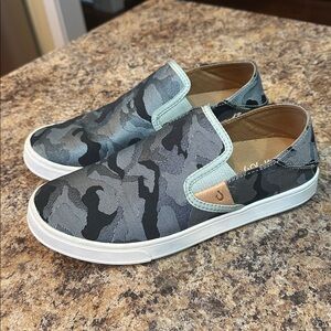 OLUKAI BLACK AND SILVER Camouflage Slip-On Shoes CAMO WOMENS 7.5